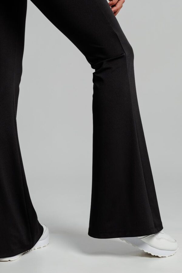 Crne pantalone od likre sa rajsferšlusom detalj